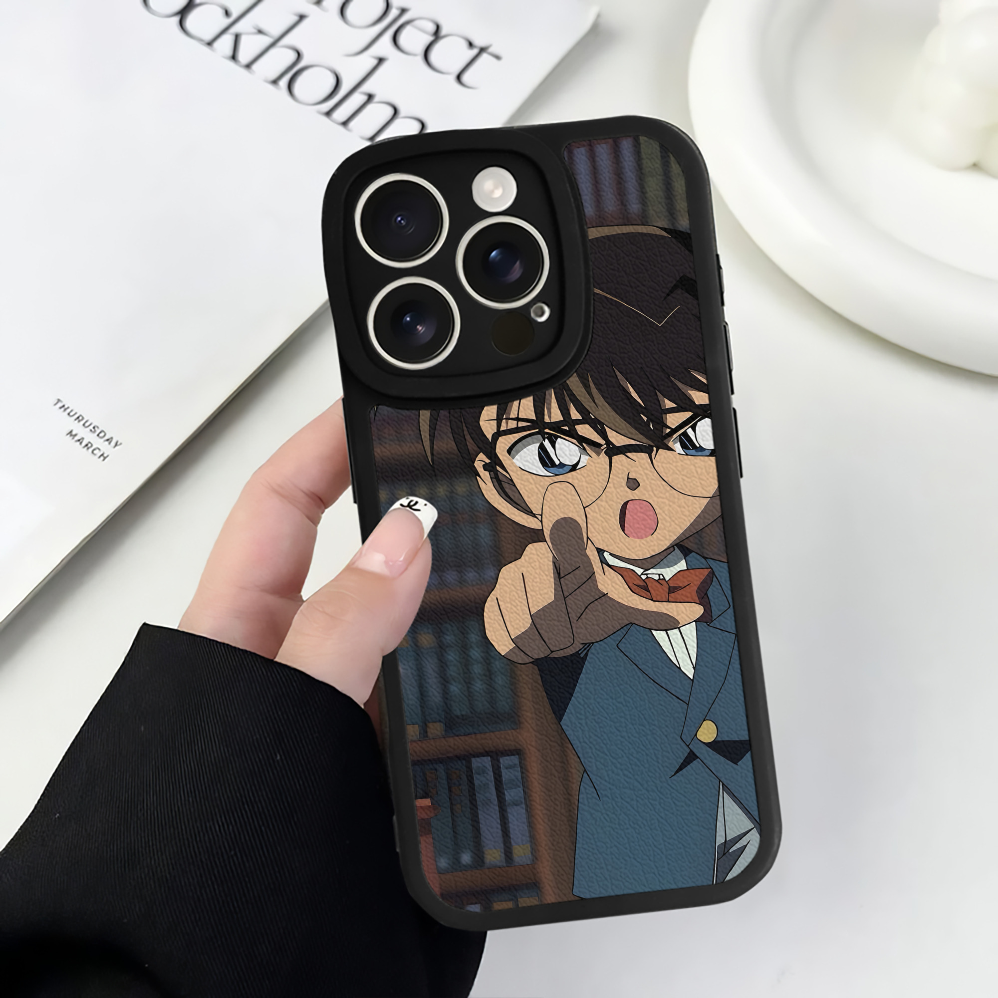 （画像用） 名探偵コナン Detective Conan 【iPhone 16シリーズ対応】シリコンスマホケース（レザー調） 材質：シリコン